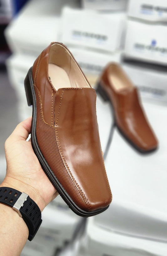 CALZADO CLASICO EN CUERO MIEL